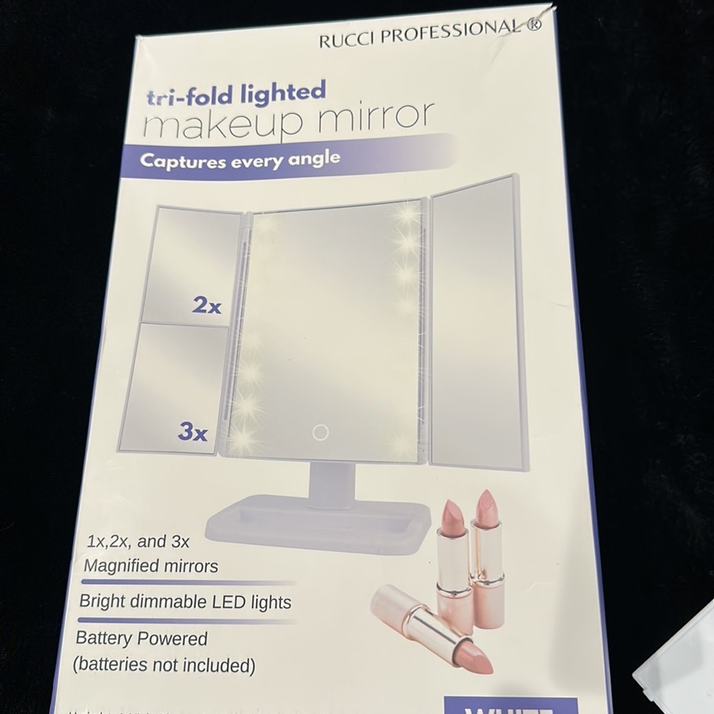 Brand new Rucci Proffessional tri fold lighted make up mirror